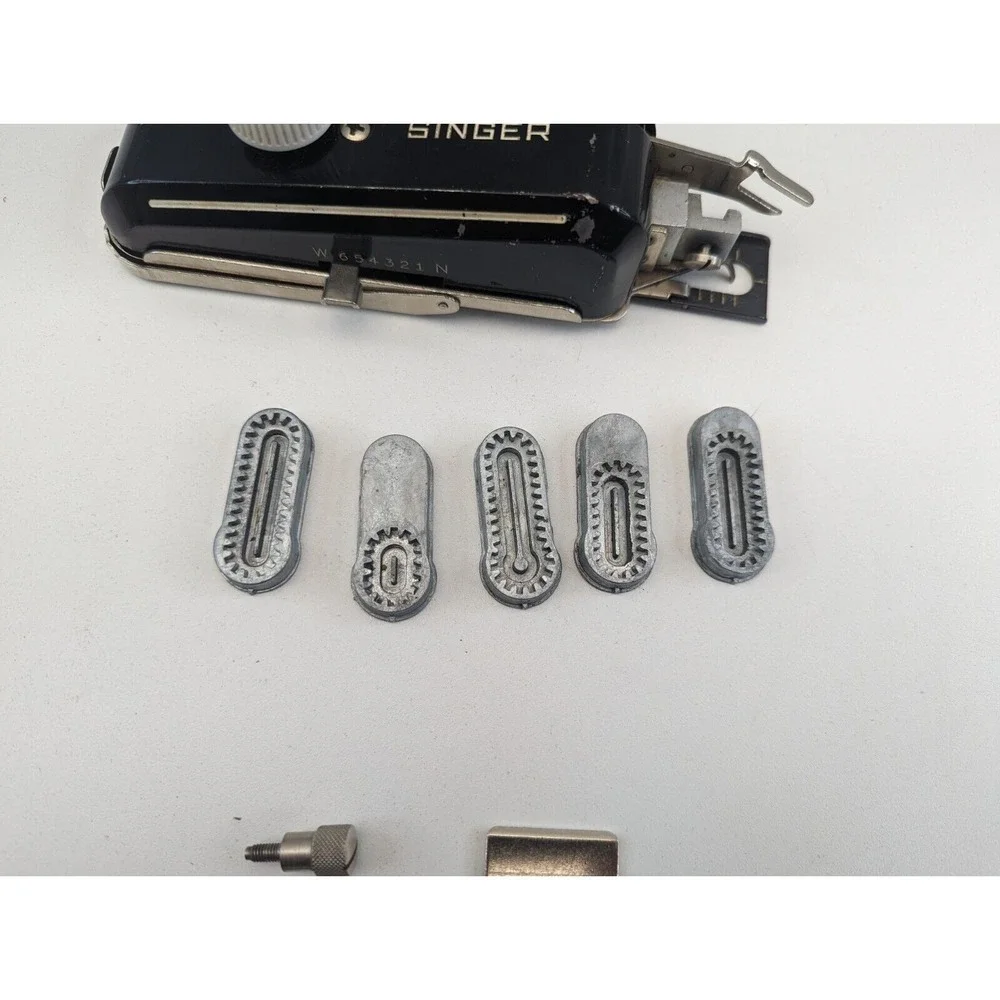 Buttonholer Singer Vintage 1951 Kit #160506 w/ Case‎ 5 Cams